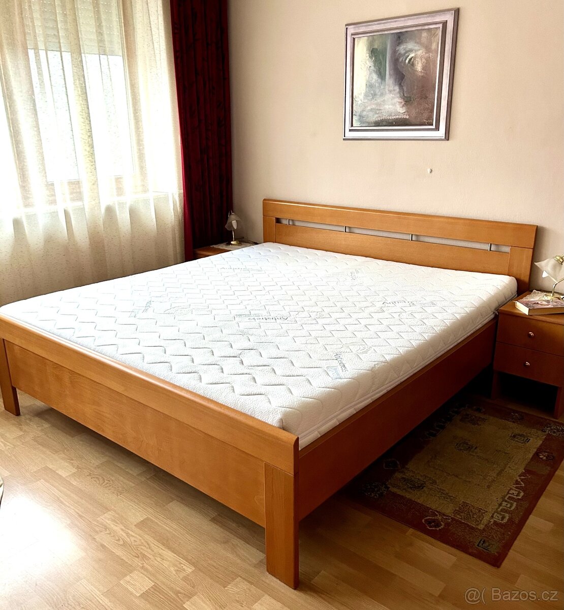 Manželská masivní postel s komodou a nočními stolky