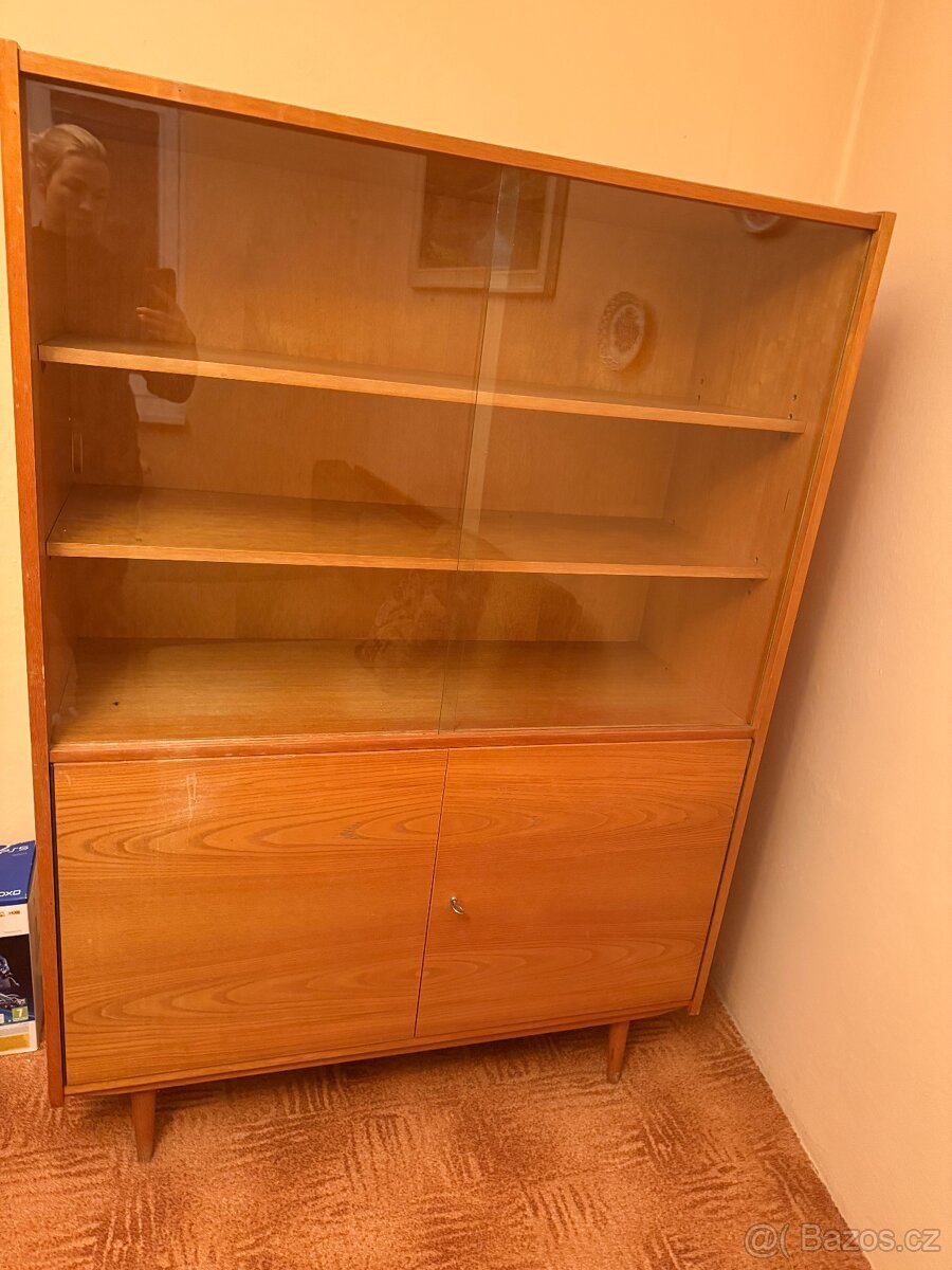Retro vitrína / knihovna ve stylu 60.–70. let