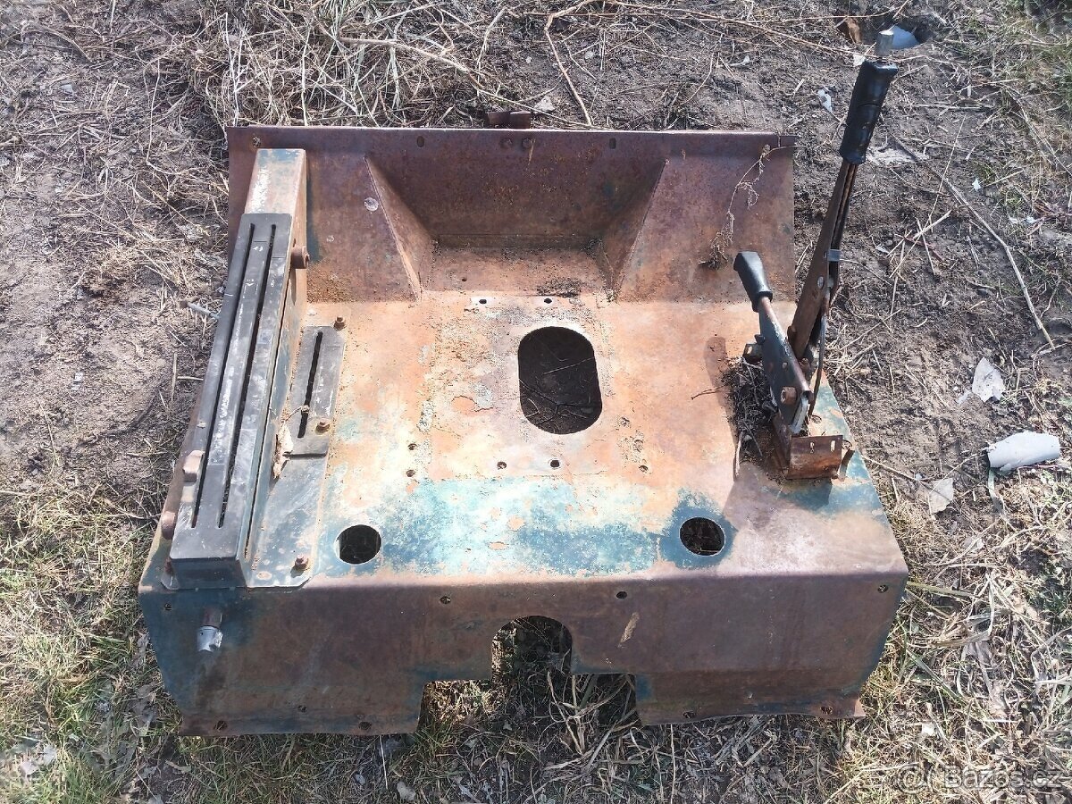 Zetor podlaha pod sedačku