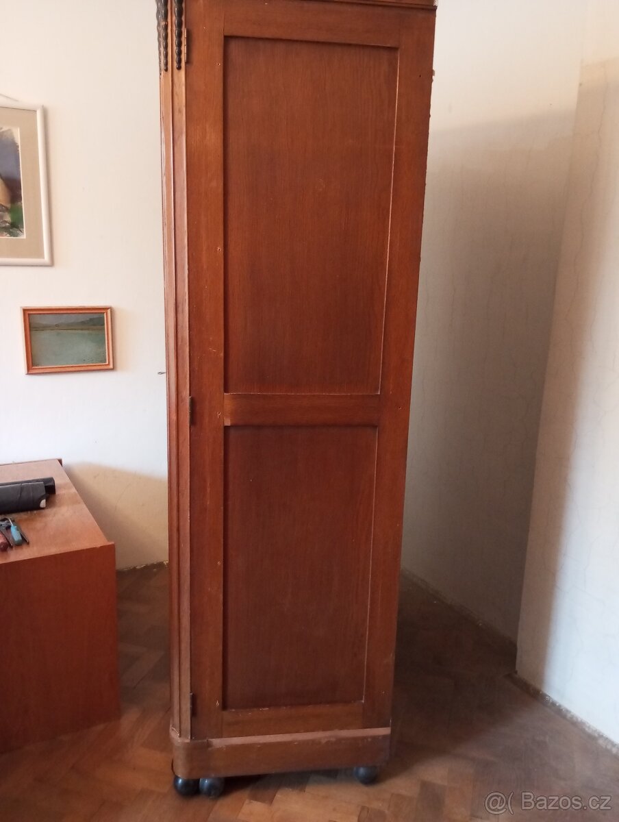 skříň šatní
