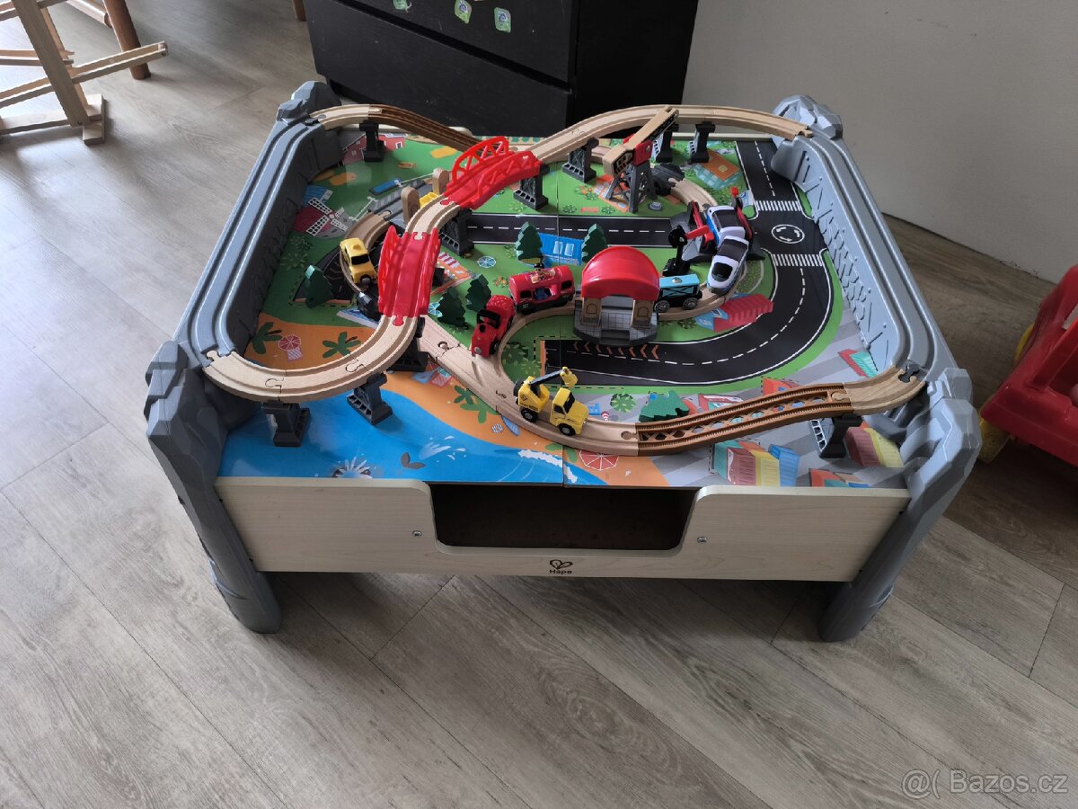 Dětský hrací stůl - vláčkodráha Hape