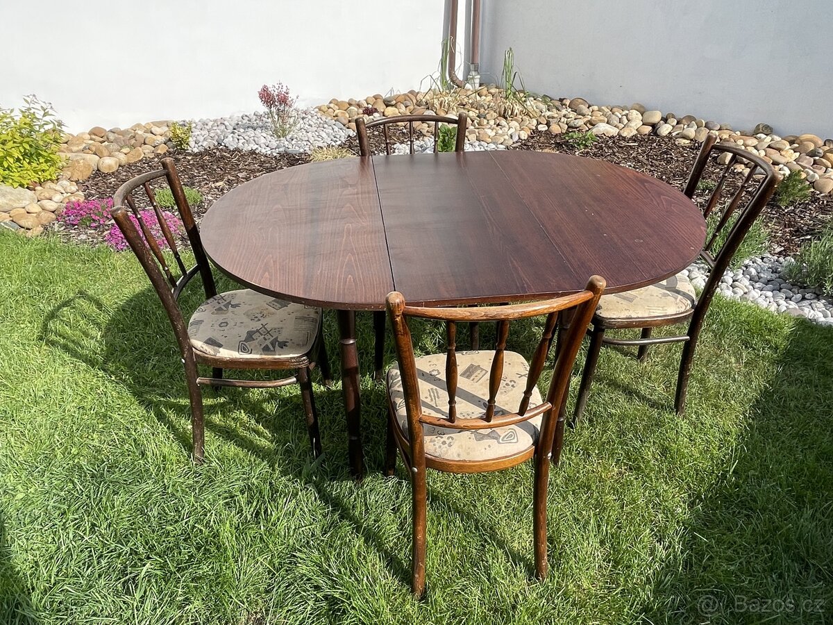 Dřevěný rozkládací stůl s šesti židlemi