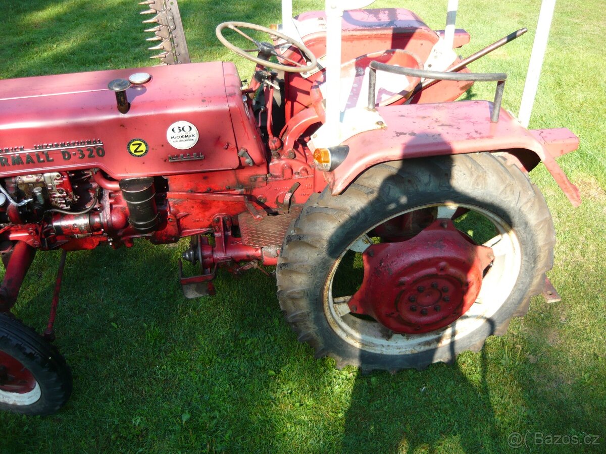 traktor MC CORMICK