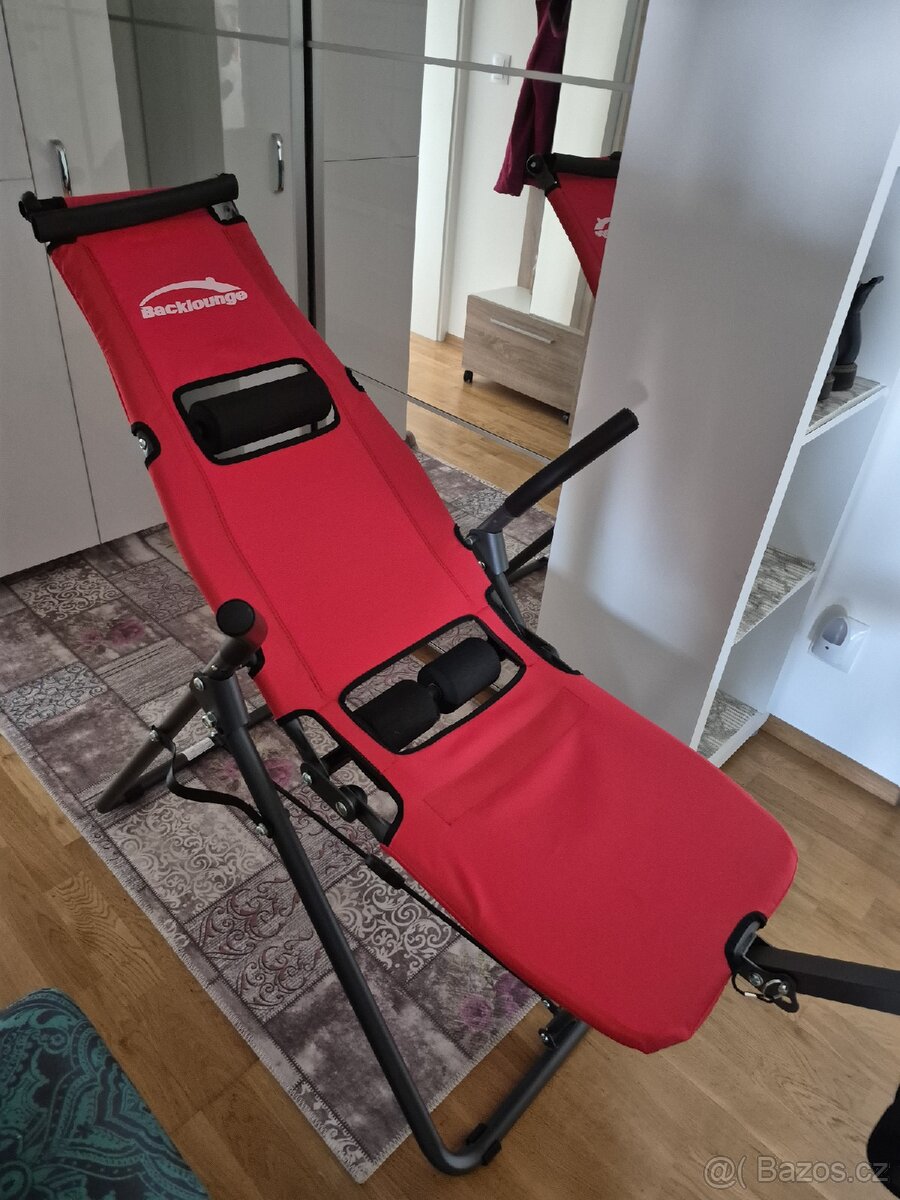 Stroj na cvičení, na záda.