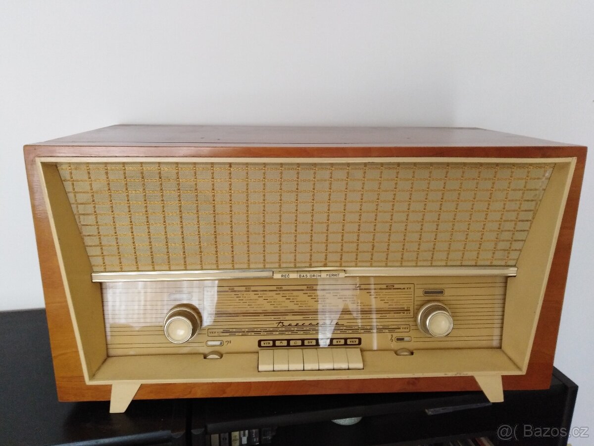 Rádio s gramofonem Tesla Barcarola.
