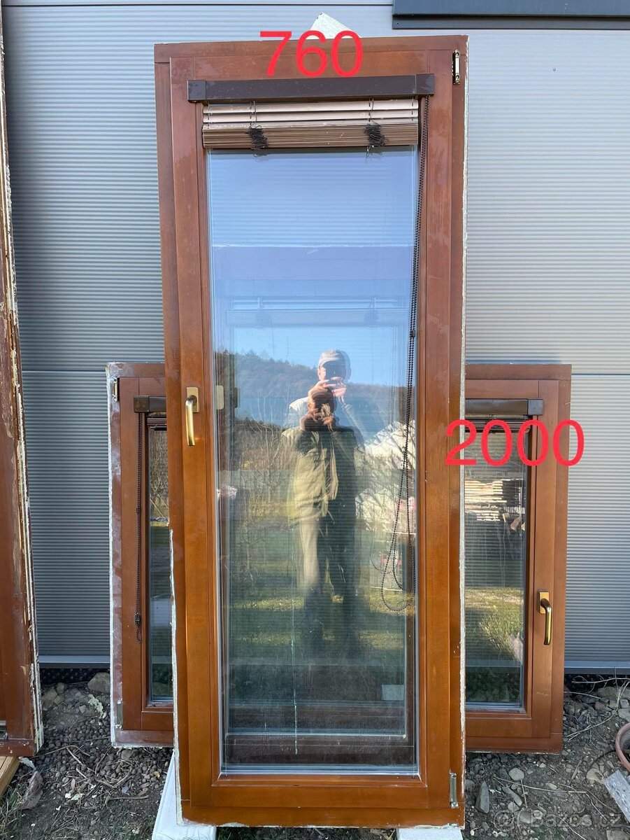 Dřevěné bal. dveře 760x2000 + žaluzie + síť - 2 ks