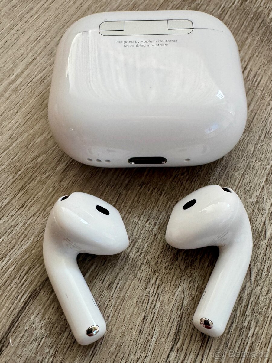 Apple AirPods 4 s aktivním potlačováním hluku