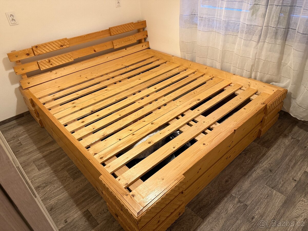 Manželská postel z masivu