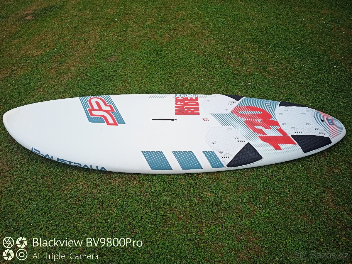 Plovák na windsurfing