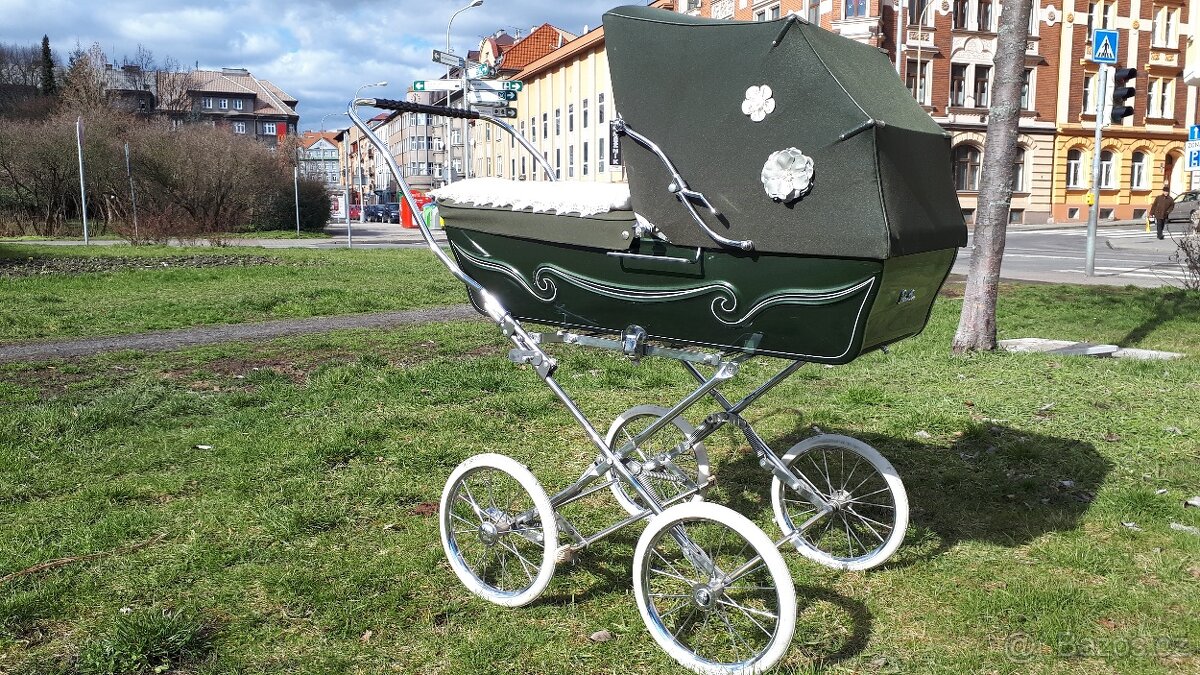 Retro houpací krásný kočárek Silver Cross a další