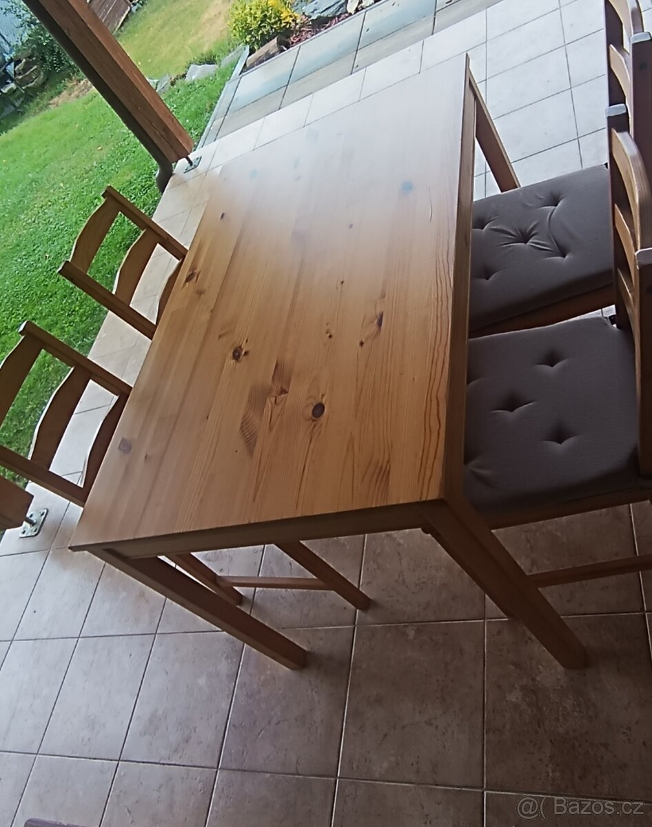 Dřevěný jídelní stul, zidle