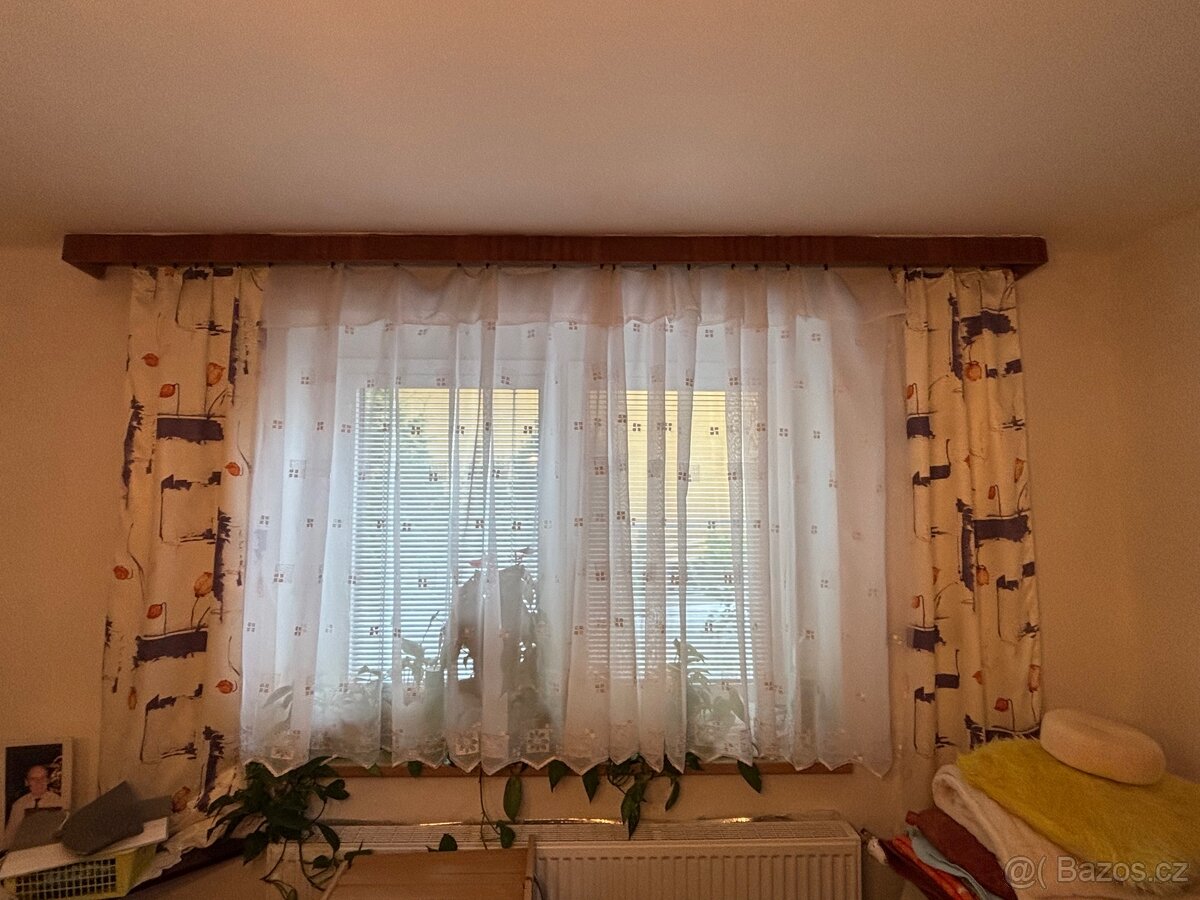 Tři záclonové garnýže