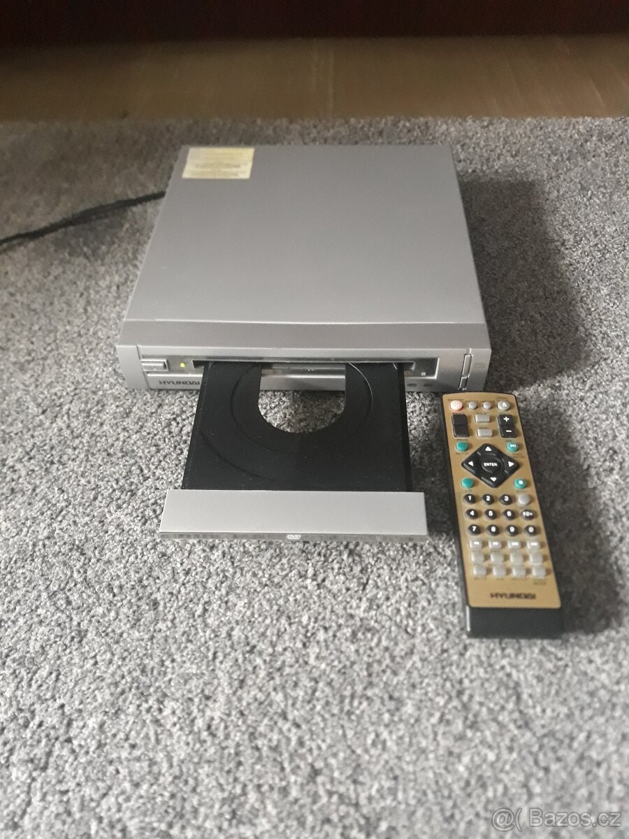 DVD  PŘEHRAVAČ  ZN.  HYUNDAI  S  DÁL. OVLADAČEM