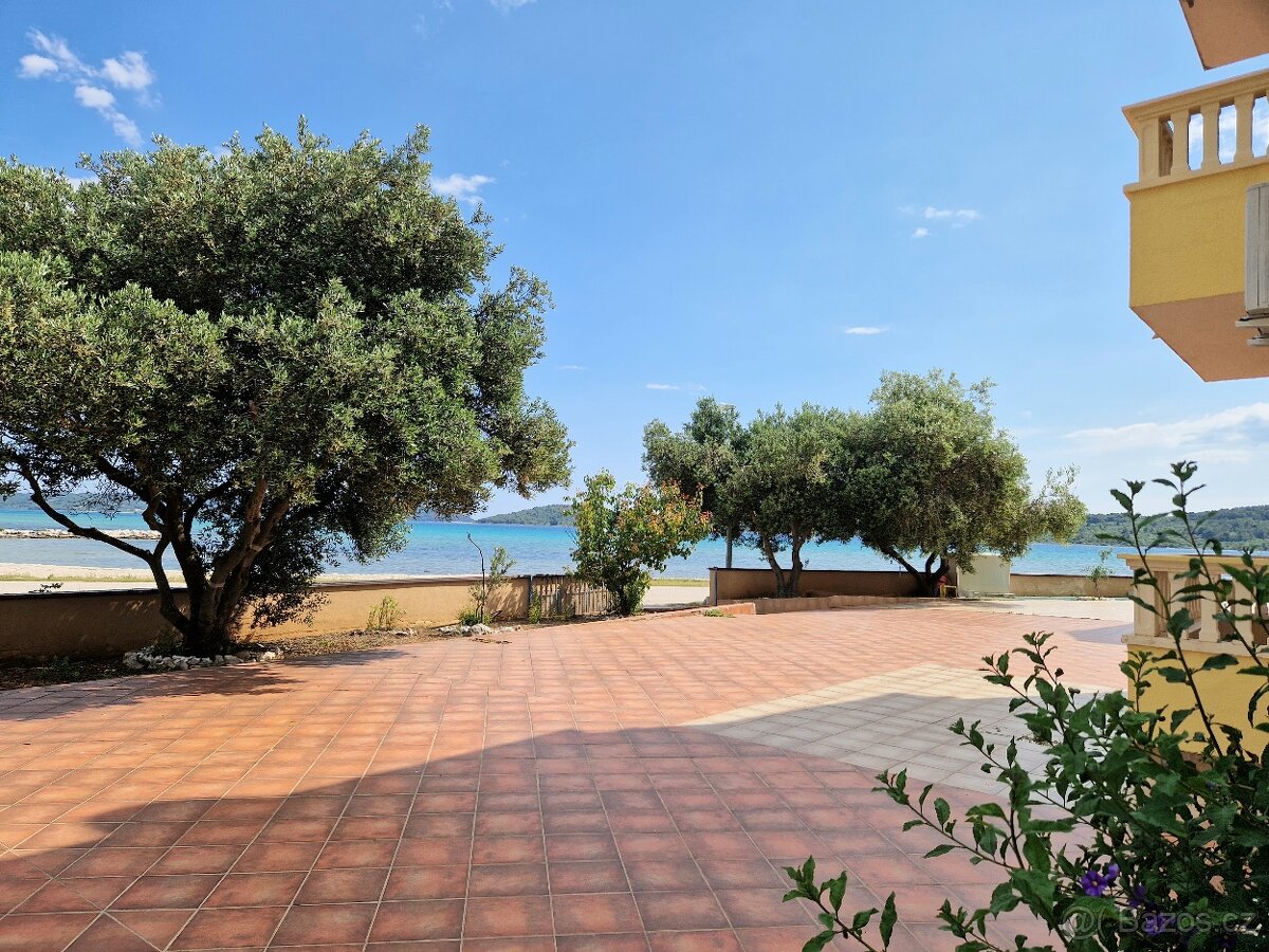 ☀Vodice(HR)-Zariadený 3 izbový apartmán len 20m od mora