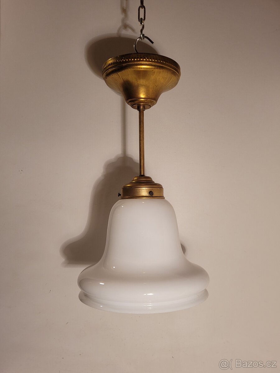 pěkný velice starý mosazný lustr, bílé stínidlo,nové elektro