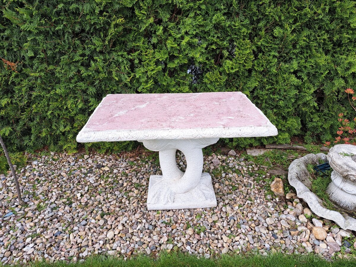 Betonový stůl na zahradu