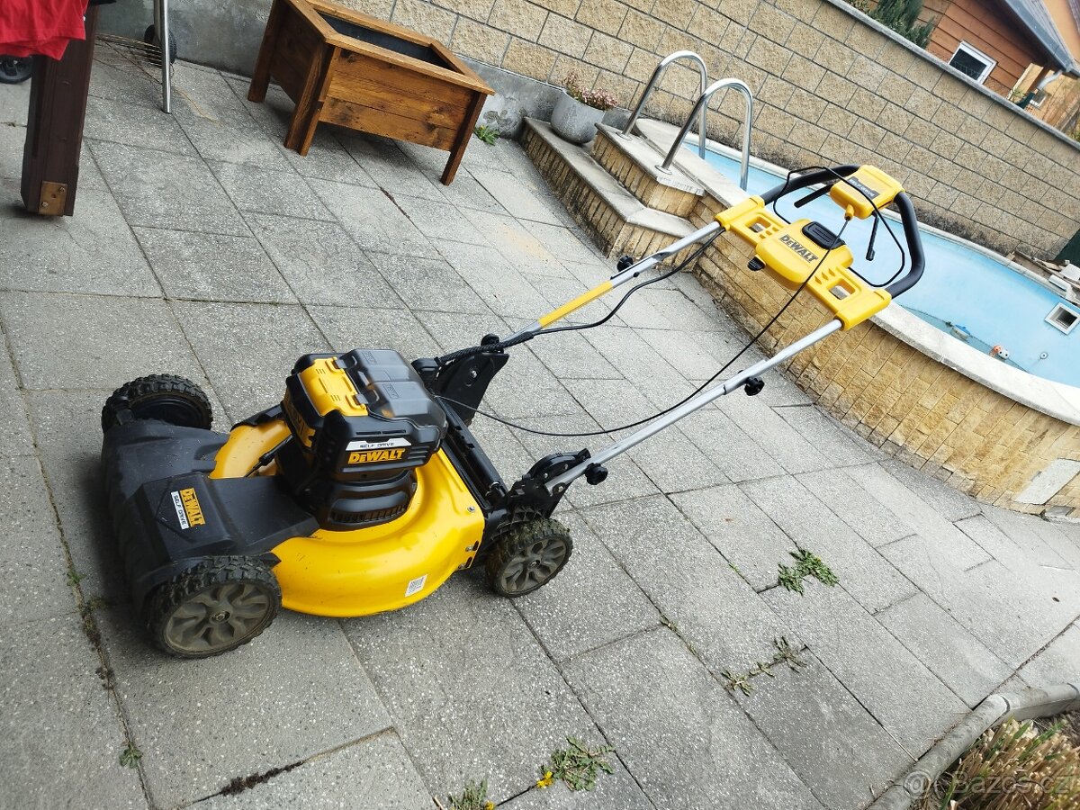 DeWALT AKU SEKAČKA