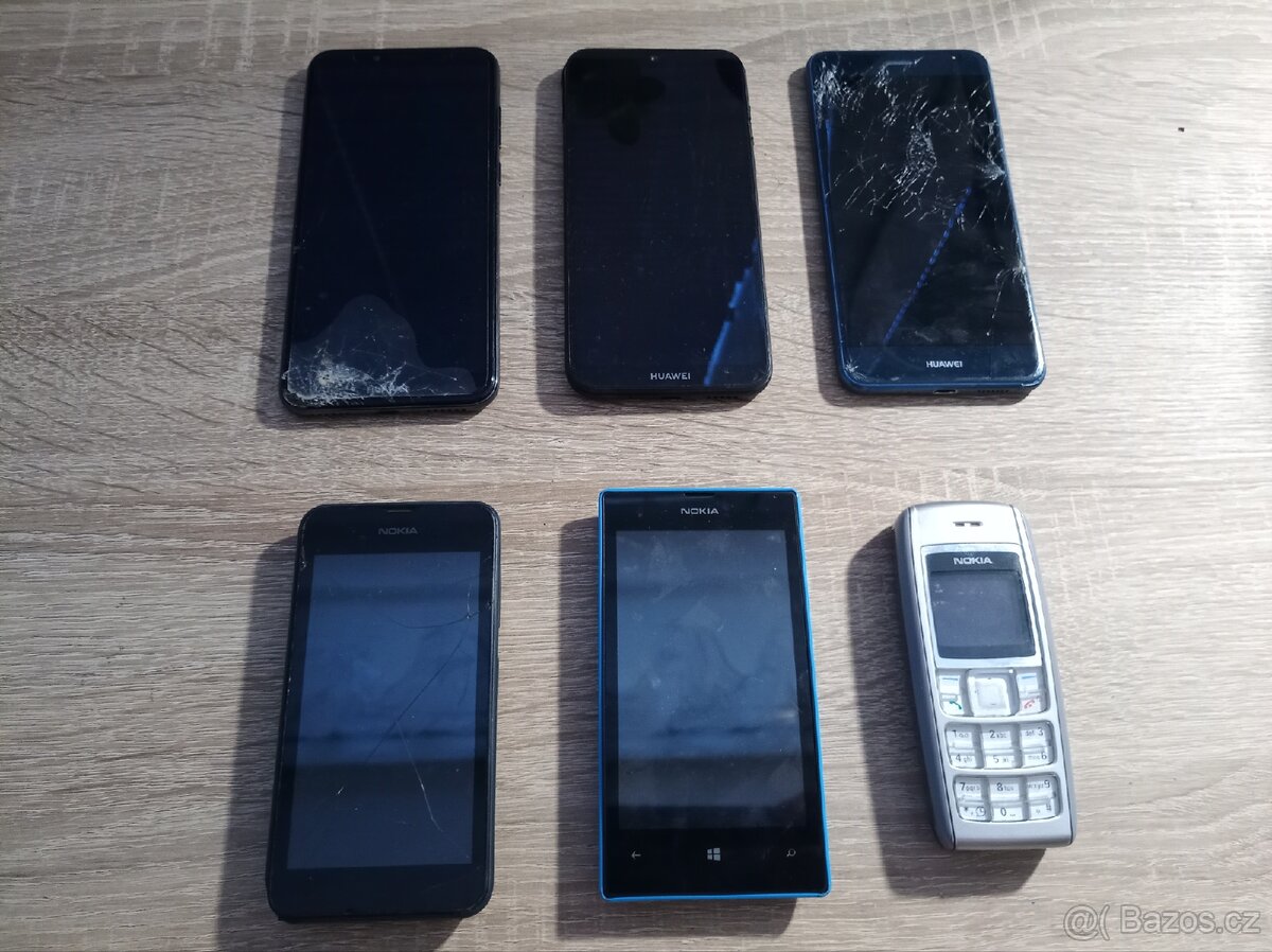 Mix nefunkčních telefonů