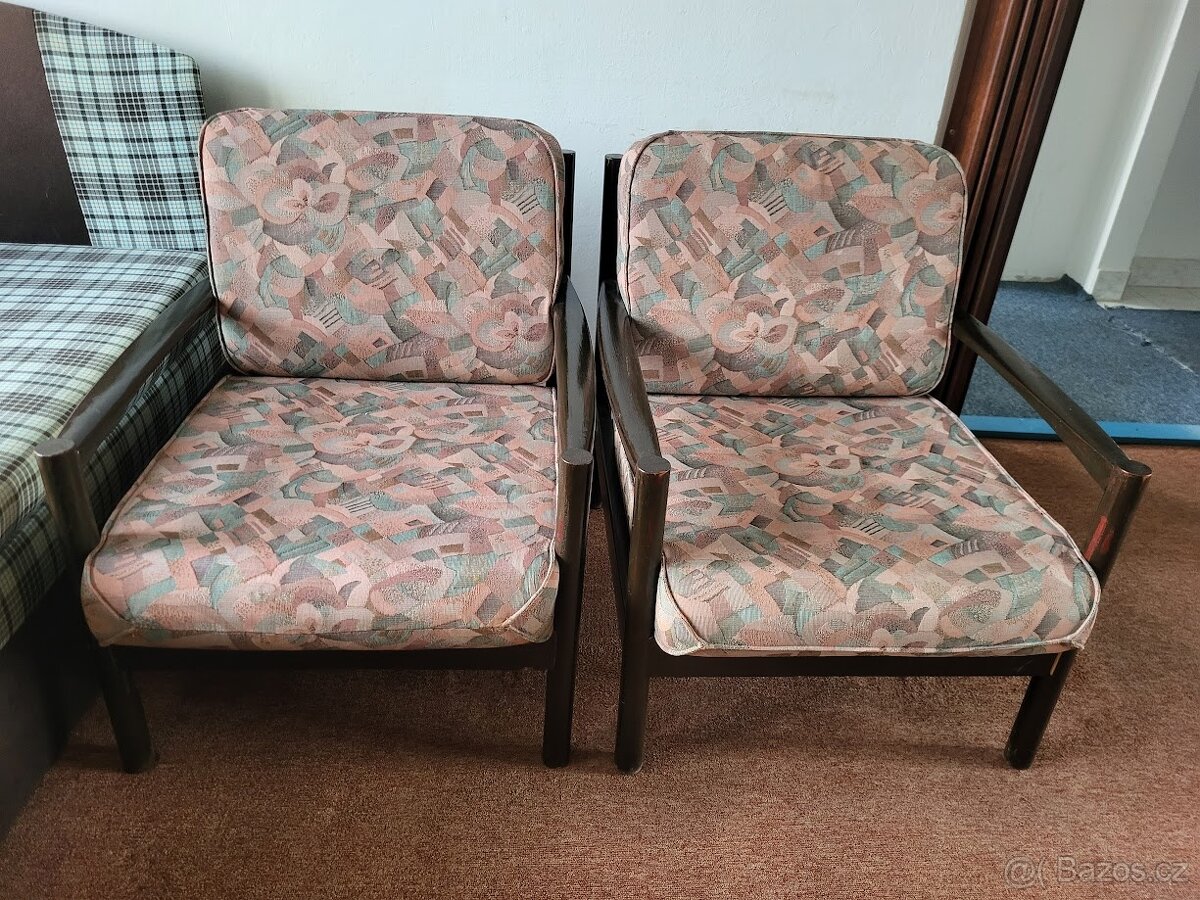 2 čalouněná křesla a stěna za odvoz