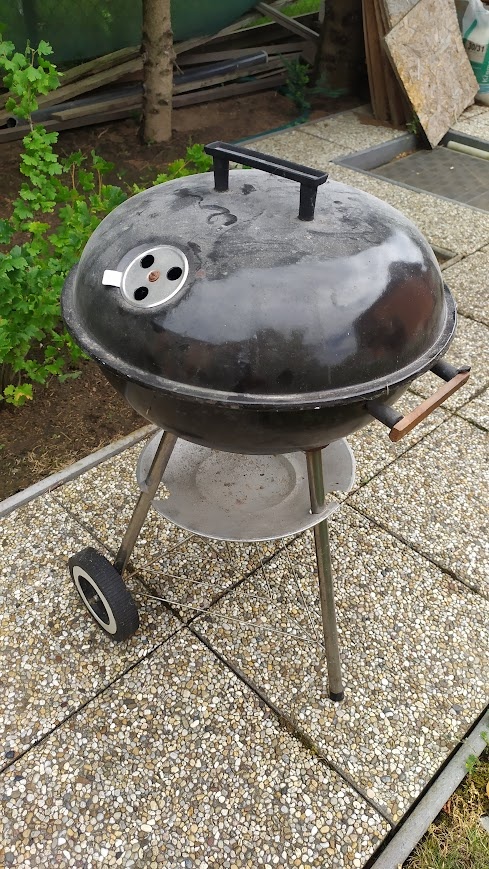 starý malý zahradní gril, zánovní