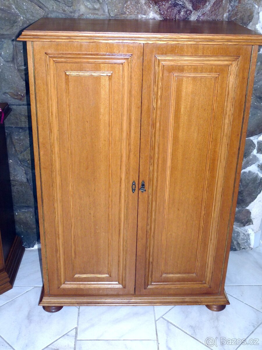 rustikální dvoudveřový botník