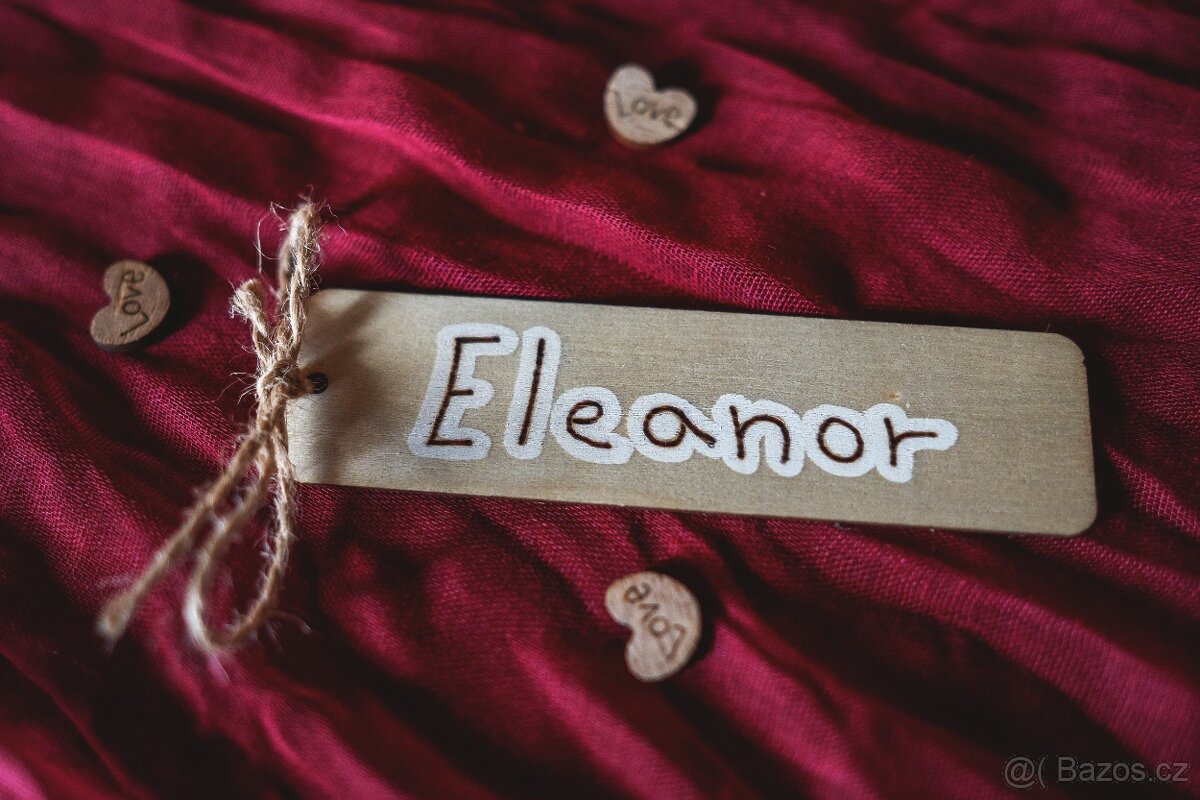 Svatební dekorace a ubrusy (dřevěné a bordó)