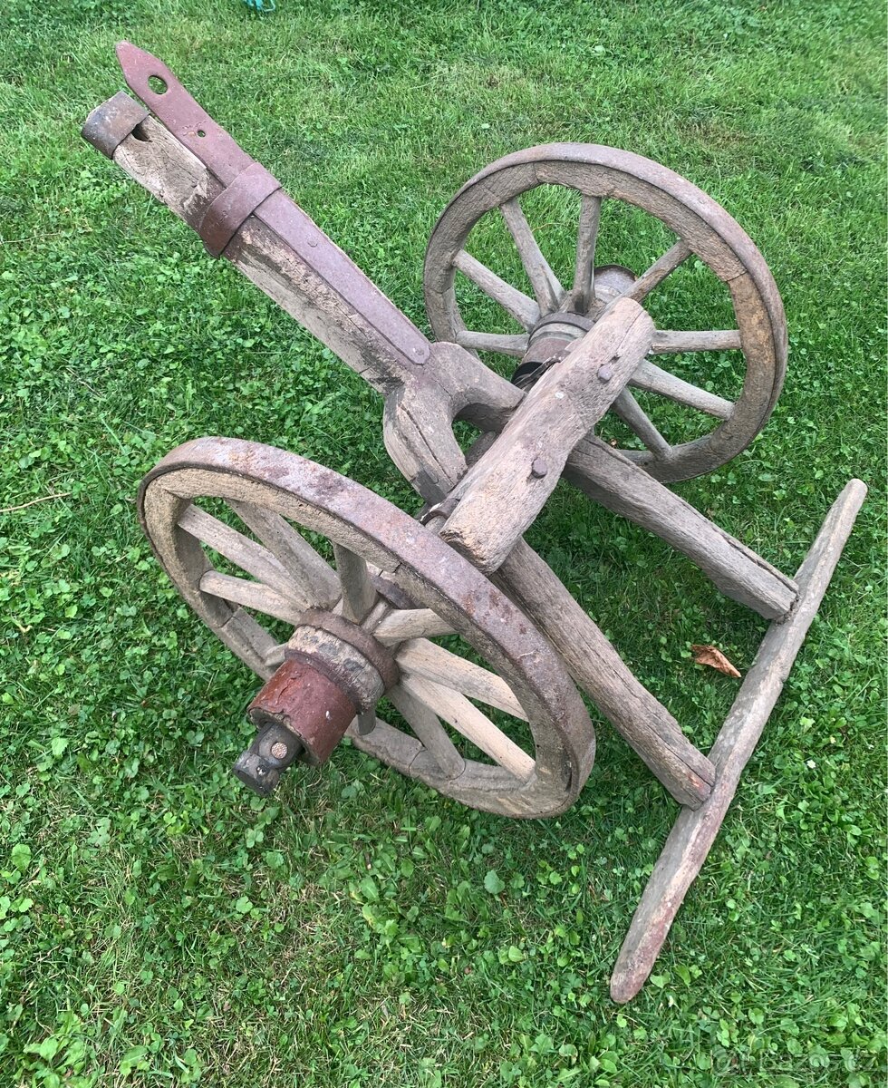 Retro- nákolesník z koňského povozu -loukoťové kola