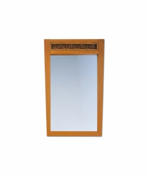 Zrcadlo v dřevěném rámu.