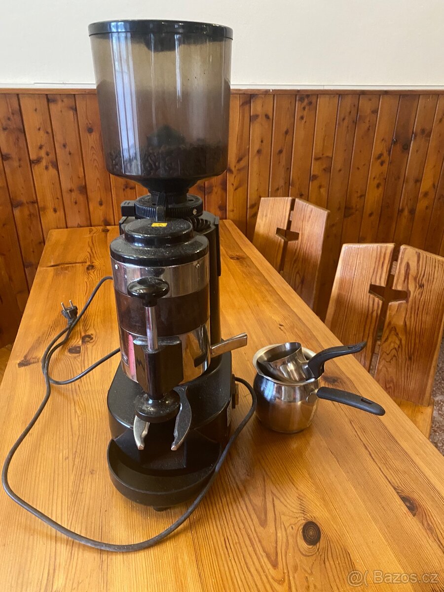 Mlýnek na kávu