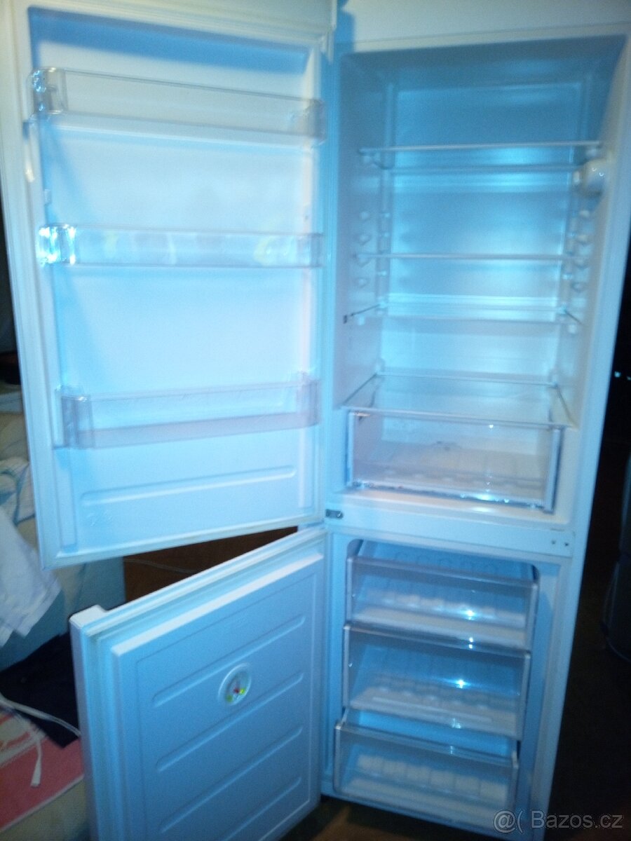 Vysoká lednice s mrazákem Zn.indesit