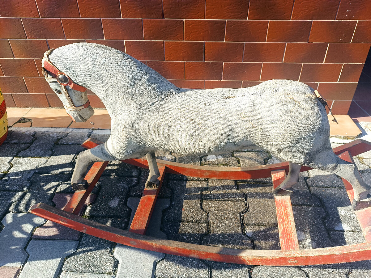 Starožitný houpací kůň