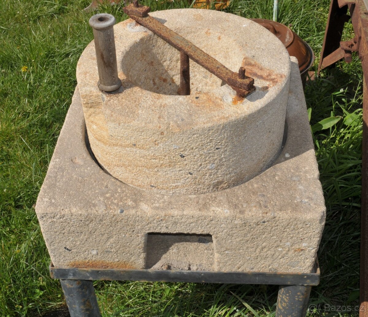 Starožitný kamenný mlým na obilí.  Zálohován 