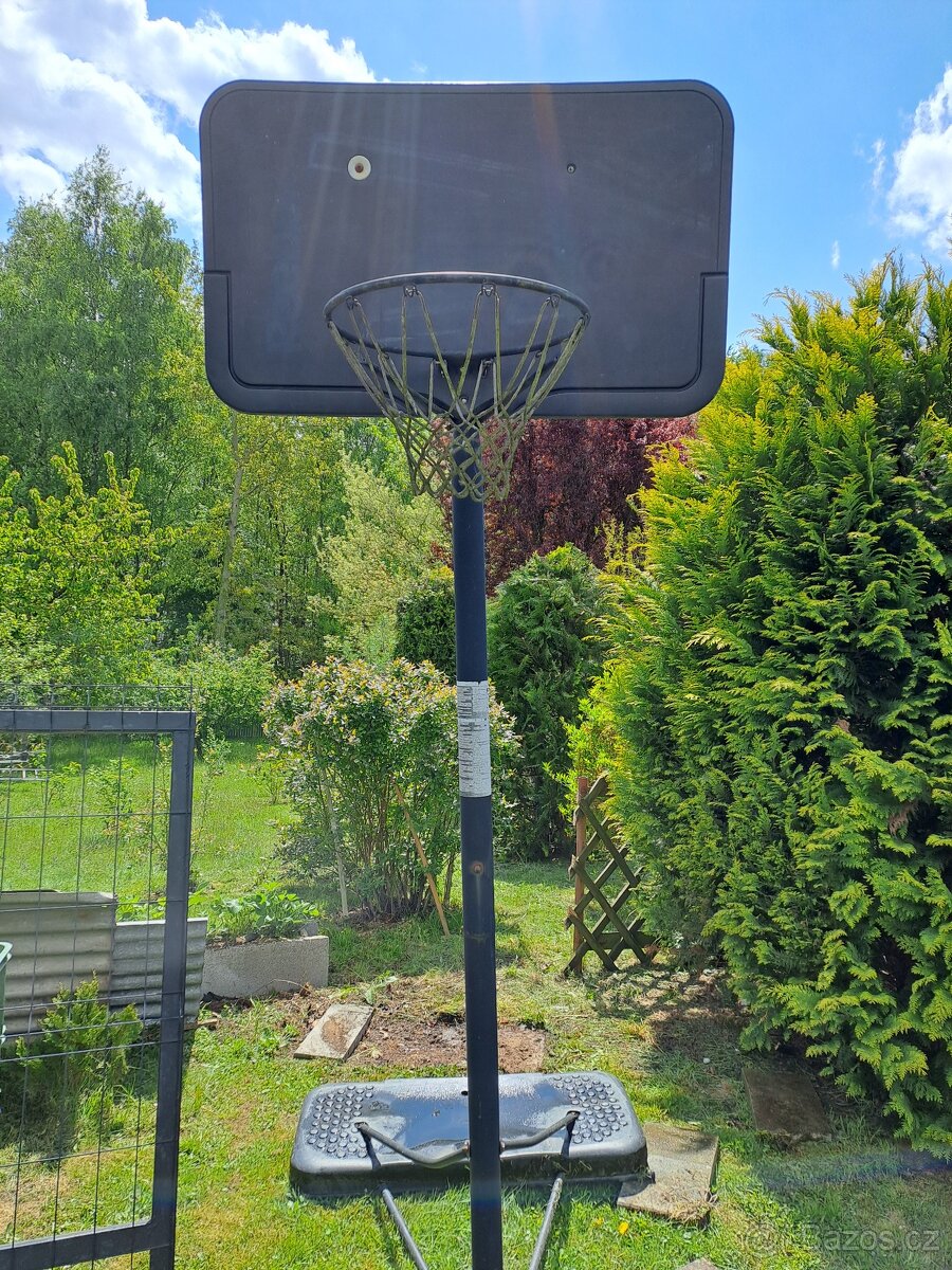 Basketbalový zahradní koš.