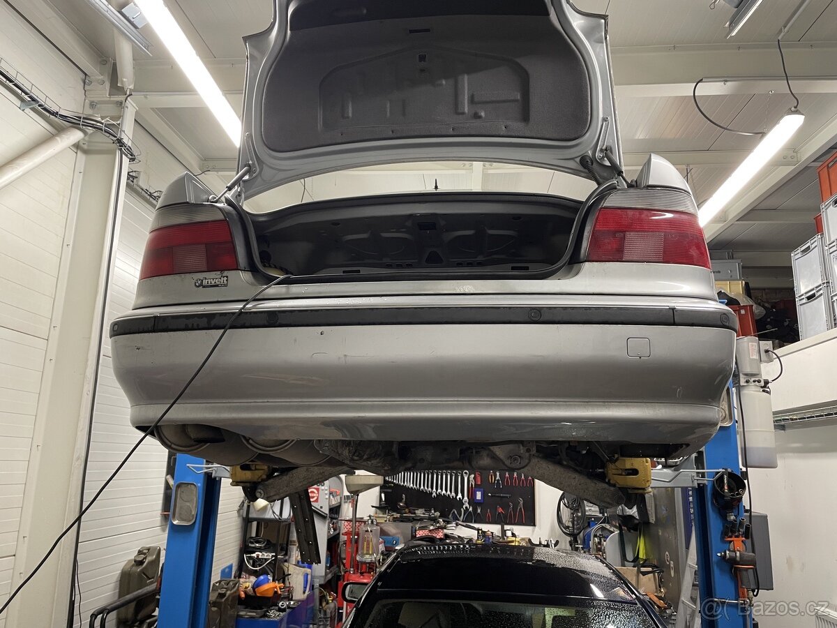 Prodám zadní nárazník bmw e39 v barvě Artik silver