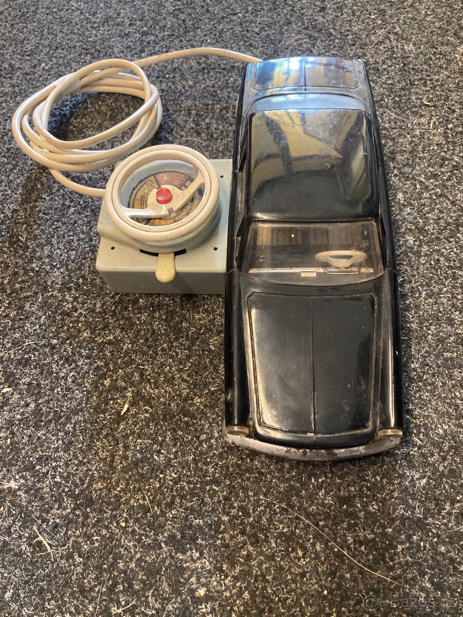 Staré retro autíčko ITES FIAT 2300, dálkové ovládání, bovden