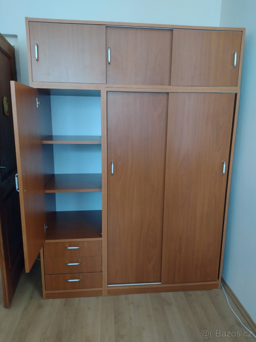 Prodám šatní skříň
