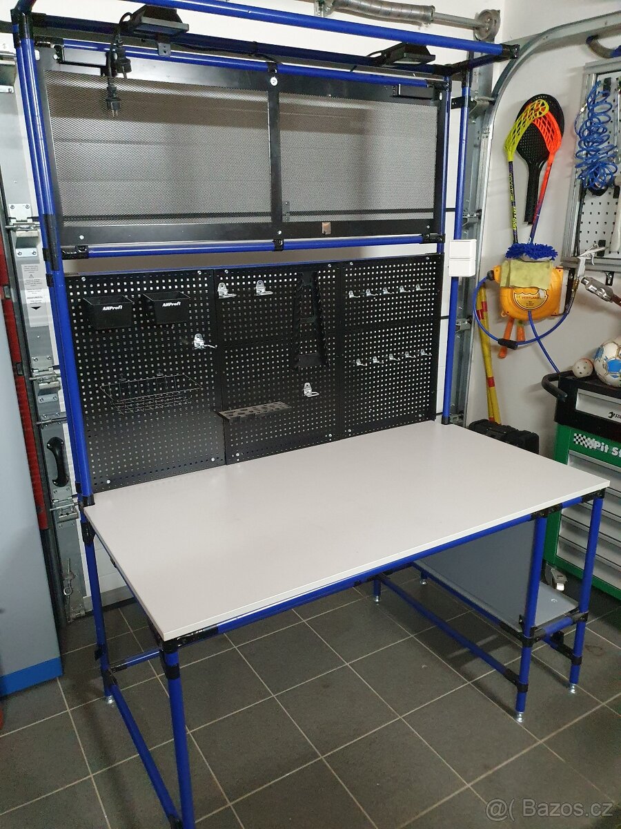 Pracovní stůl