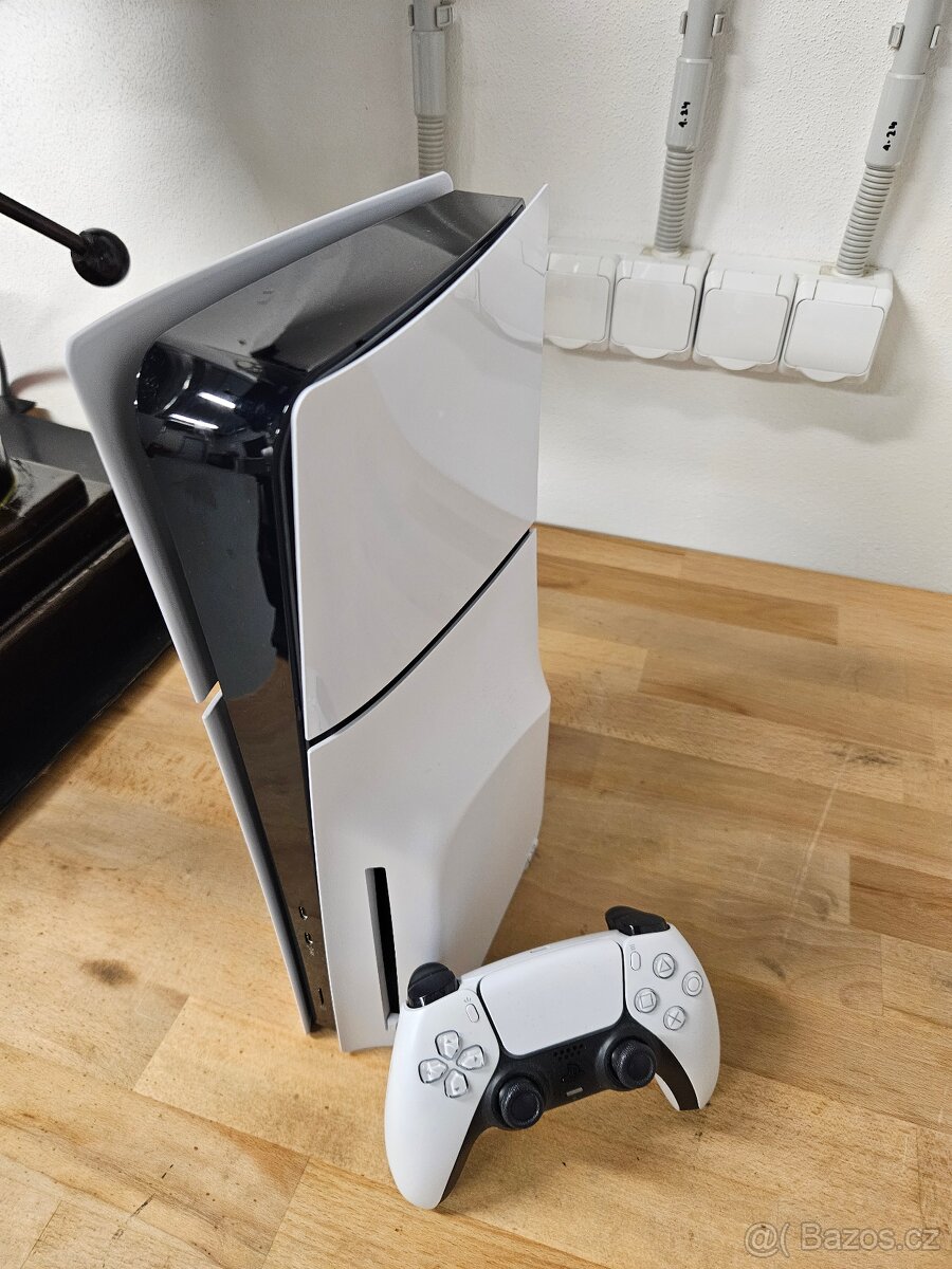 PS5 Slim s Mechanikou