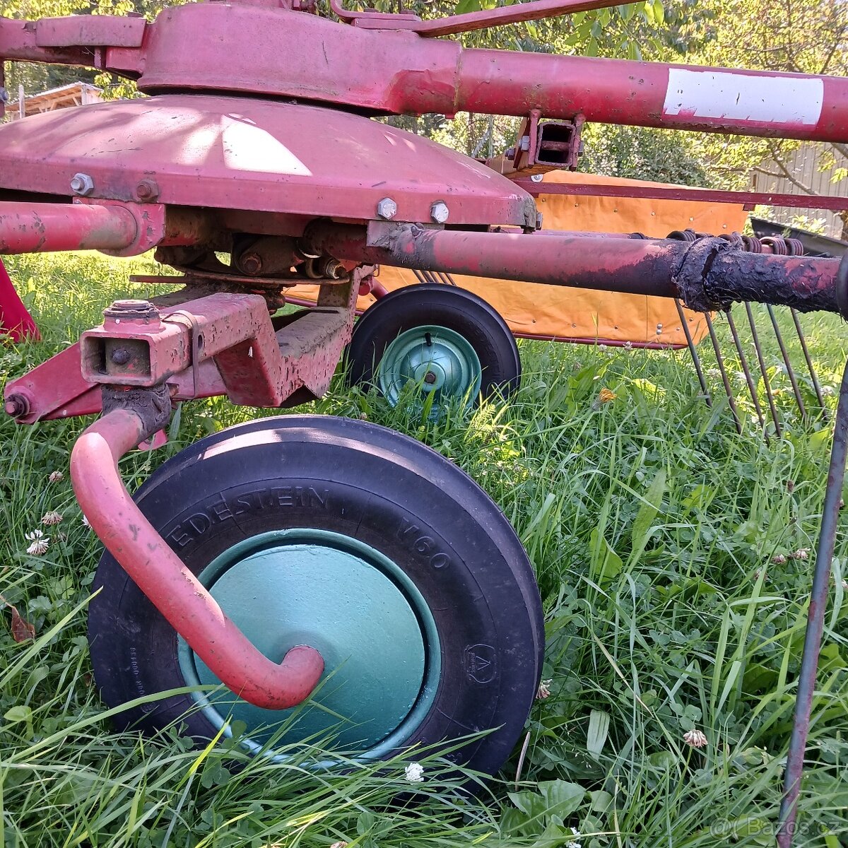 Nesený shrnovač sena Fella TS 310 DRF nahrabovačka