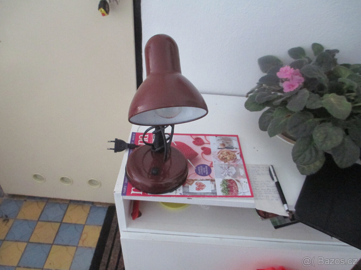 Velmi zachovalou stolní lampičku na čtení atd.