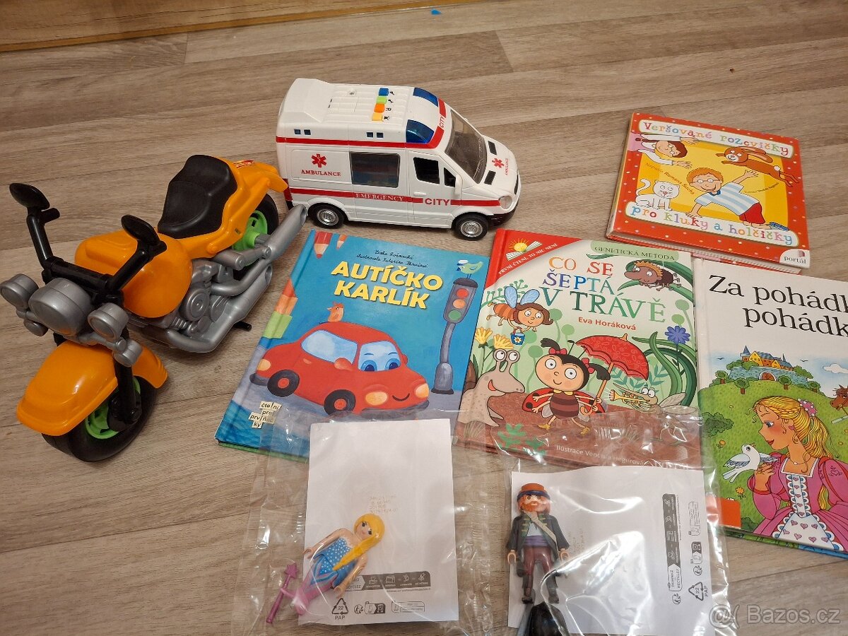 Svítící, houkací sanitka, motorka Playmobil, knihy, 12 kusů