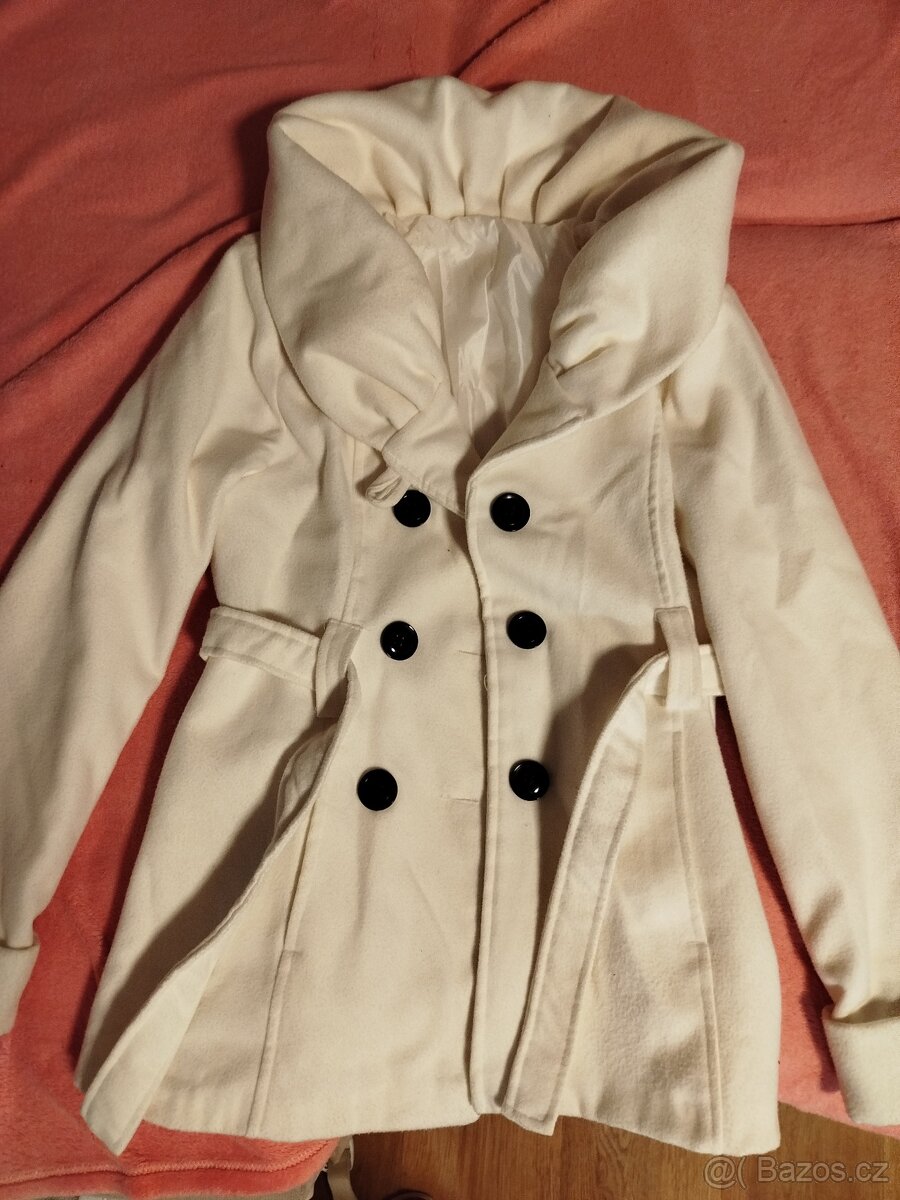 Bílý zimní kabát