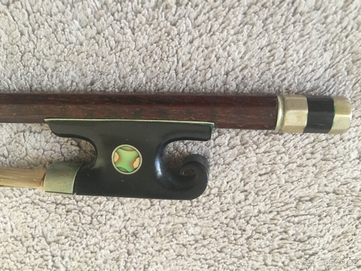 HOUSLOVÝ SMYČEC STAROŽITNÝ, VYKLÁDANÝ PERLETÍ