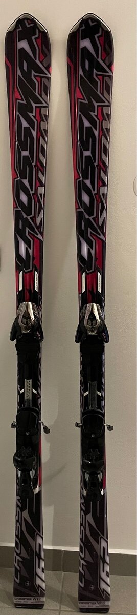 Použité carvingové lyže Salomon Crossmax W12 o délce 162 cm.