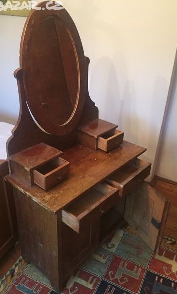 Toaletní stolek se zrcadlem