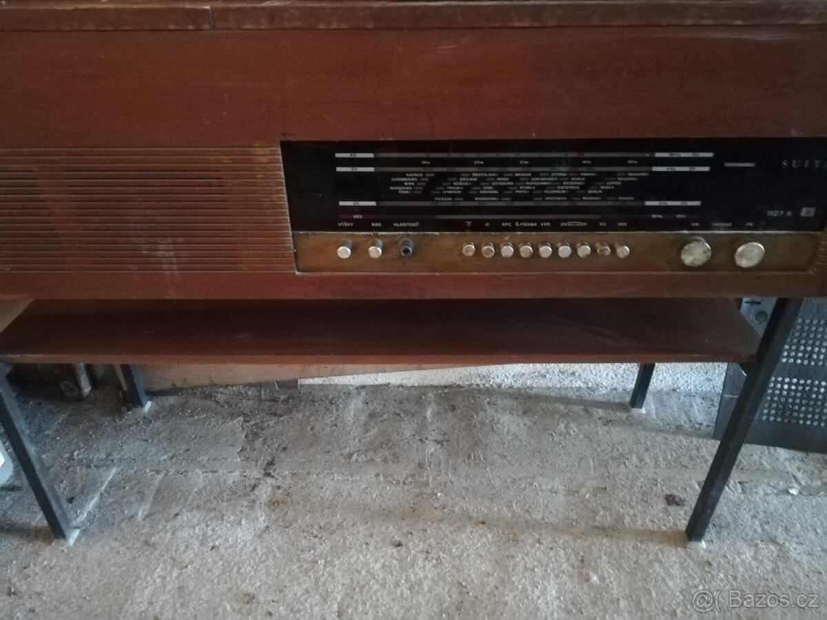 Staré rádio Tesla s gramofonem