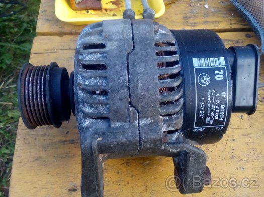 Prodám na BMW 316i alternátor,zadní lampy,zpětné zrcátka.