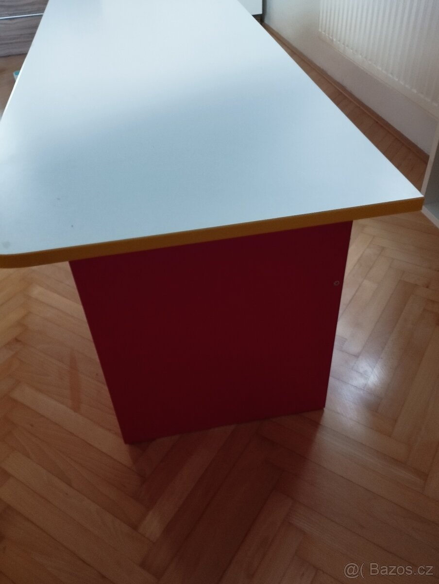 Dětský stůl vyrobený stolařem