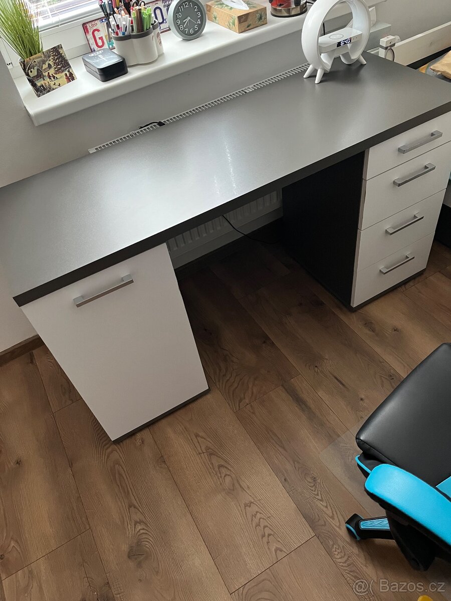 Psací stůl