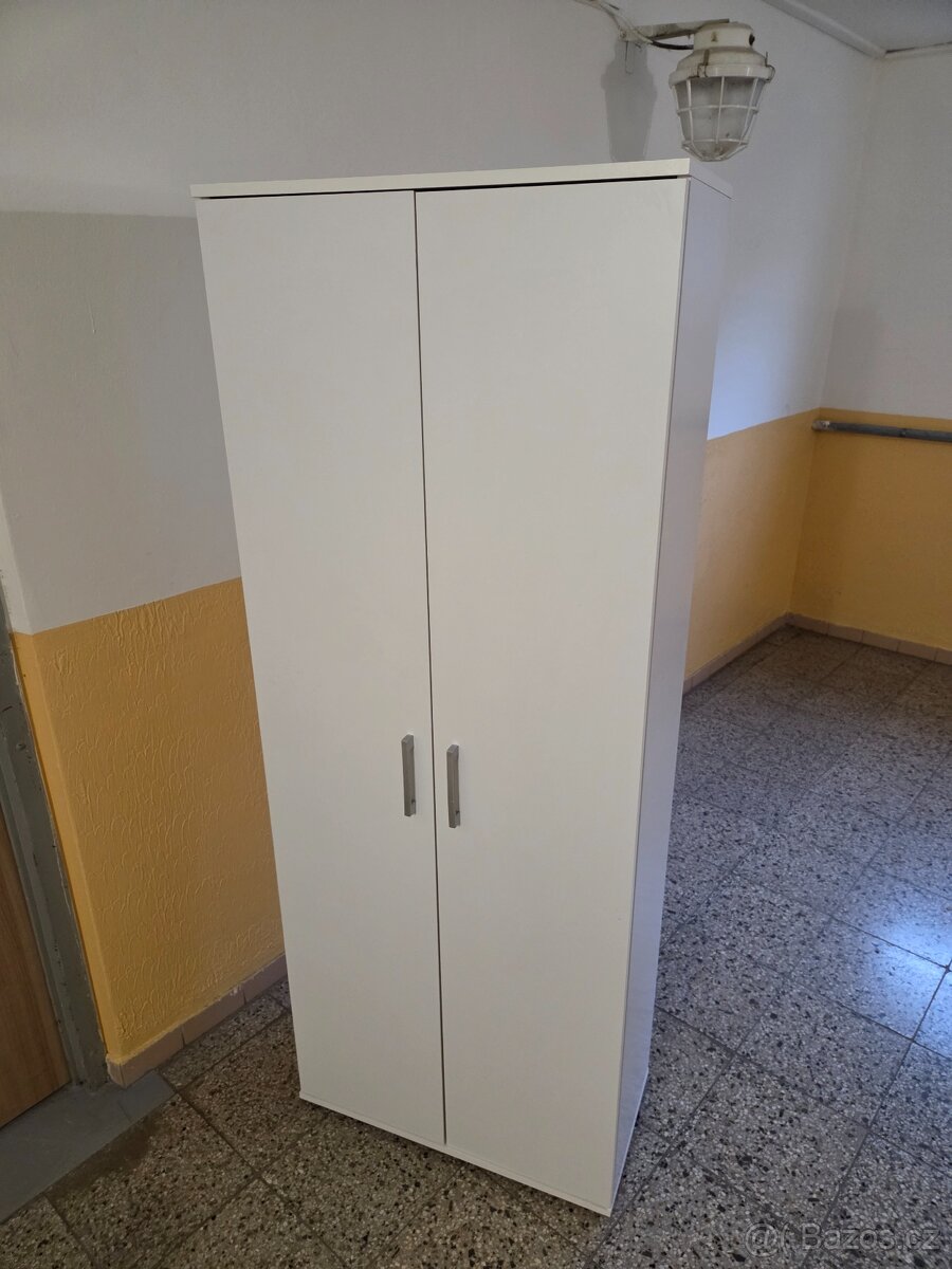 Policová skříň